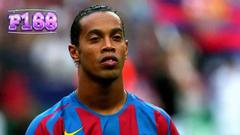 Giao diện trò chơi Avinho R10 với hình ảnh máy bay và biểu tượng Ronaldinho